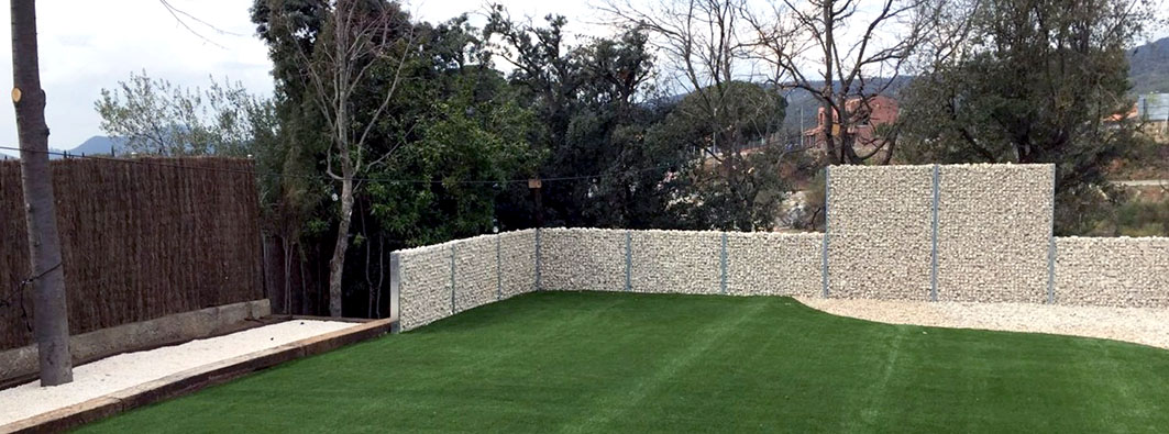 Muro de gaviones en un jardín de Matadepera